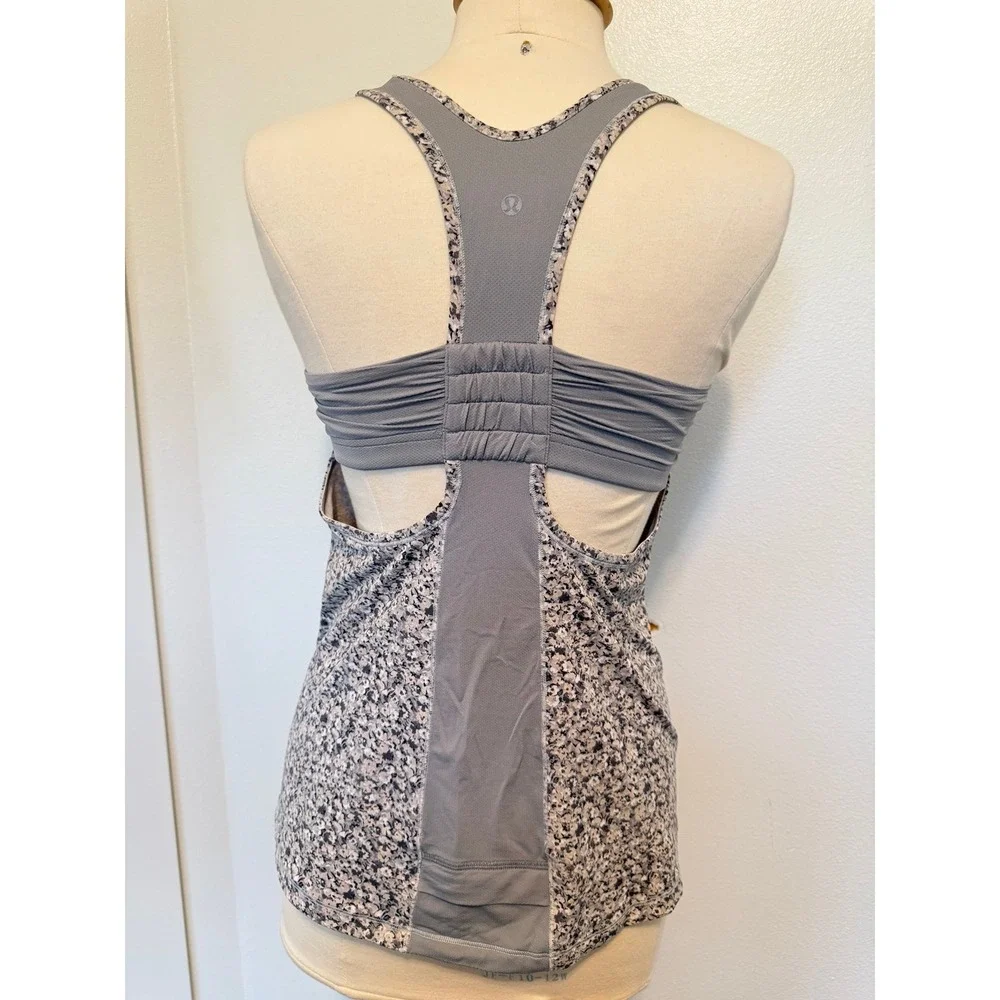 Lululemon Sports Bra Top Gray Floral Print T-Back Athletic Built-in Bra Size 8